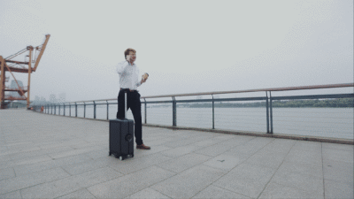 解放雙手的智能行李箱
